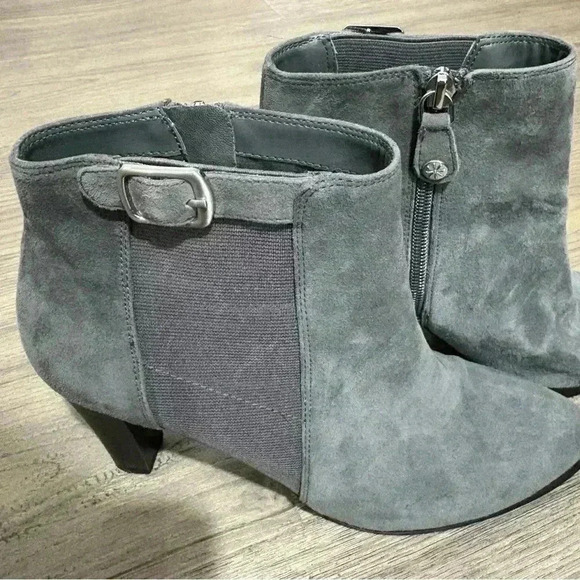 Isaac Mizrahi Ankle Boot Womens Size 8.5 US Gray Faux Suede Bootie Size Zip - Picture 8 of 8